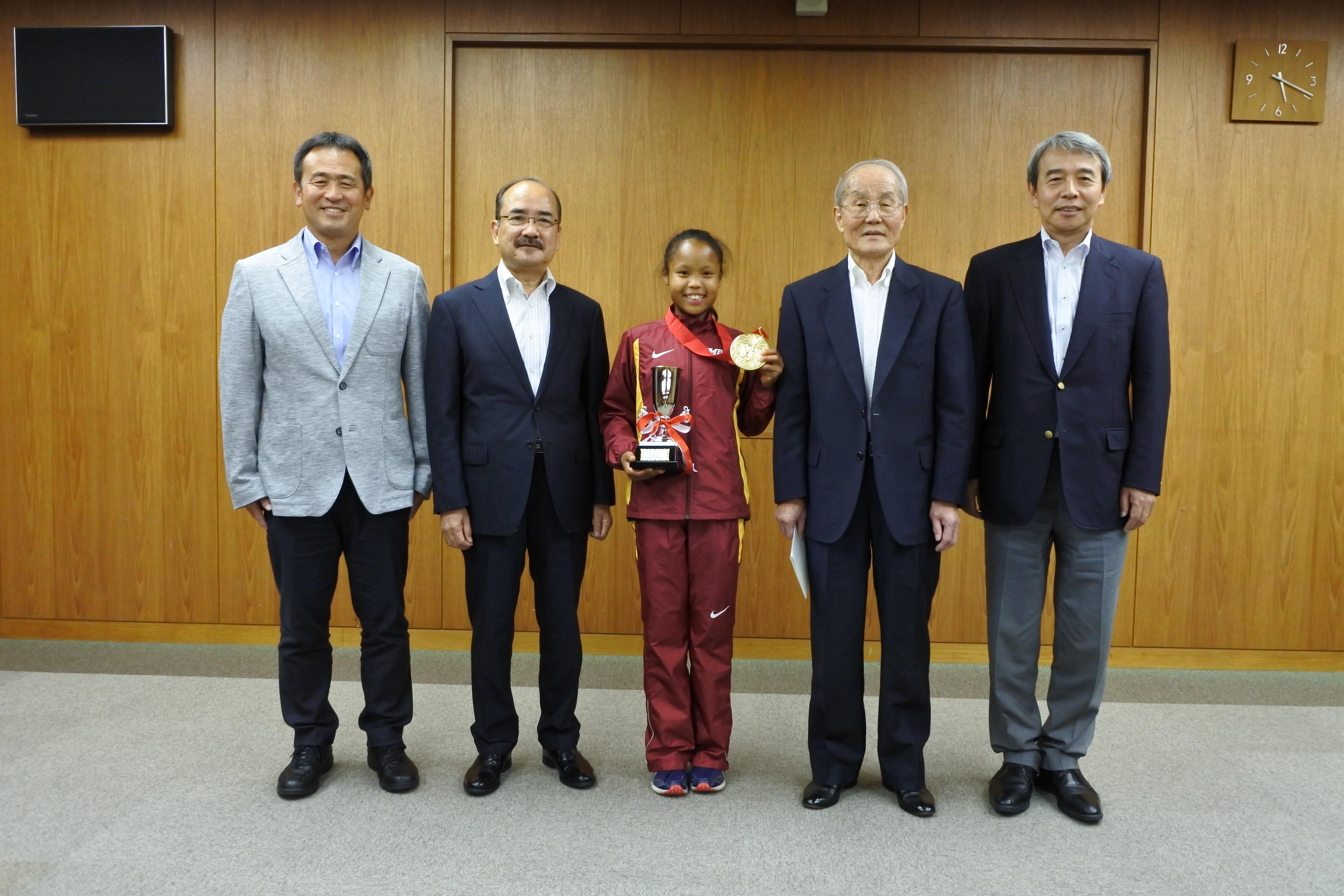 小笠原日出男理事長、吉久光一学長らと記念写真に納まる髙松選手