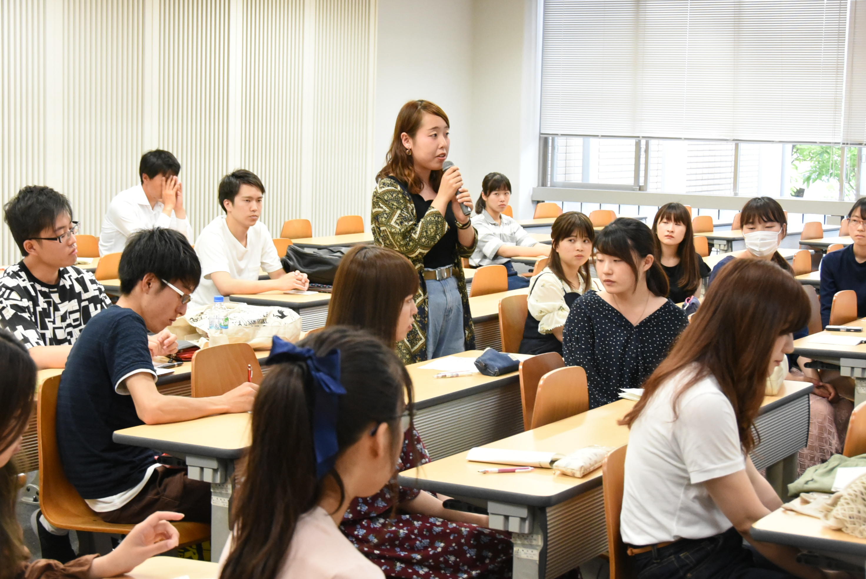 感想を発表する学生