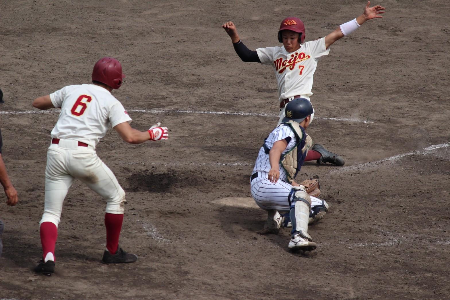 6回裏２死２塁、中野翔太選手（経営学部経営学科２年）のライト前ヒットで２塁ランナーがホームを狙う