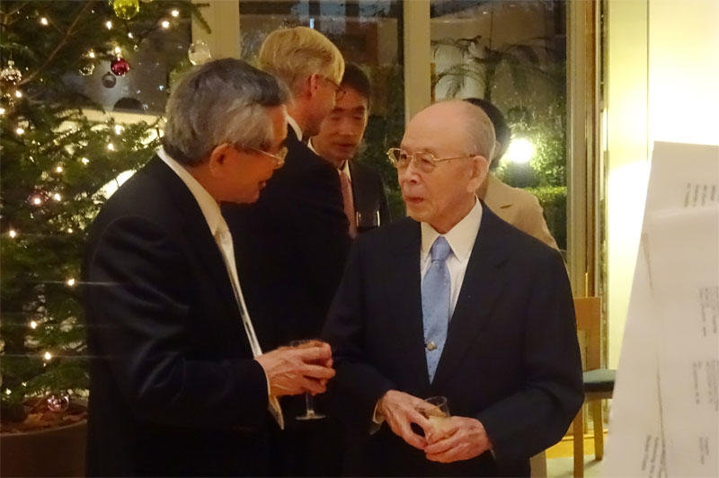 Professor Akasaki talking with Dr. Eiichi Negishi, 2010 Nobel Prize laureate in Chemistry