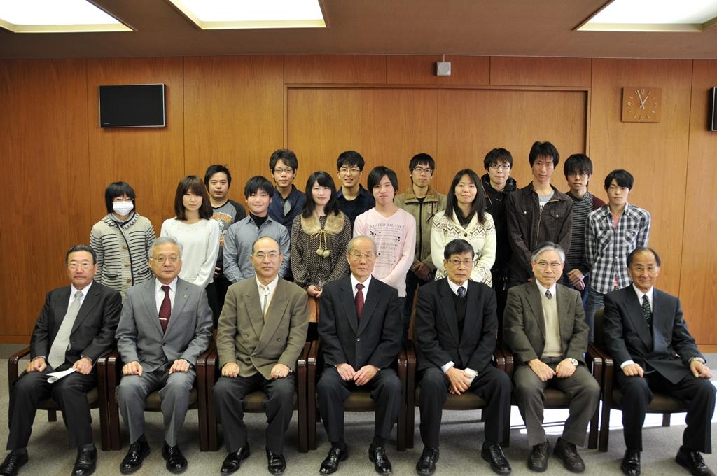 中部学生ライフル射撃大会の優勝報告を行ったライフル射撃部（12月24日、大学本部5階で）