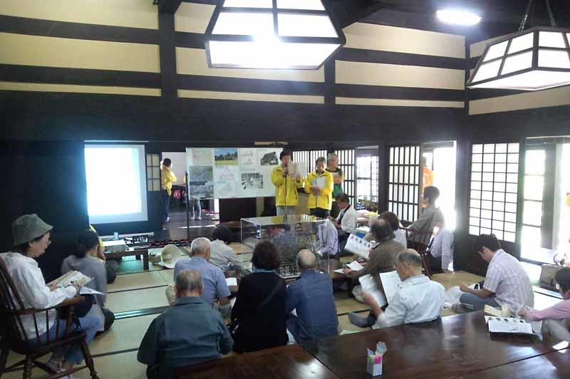 白雲閣の中で研究発表する学生たち