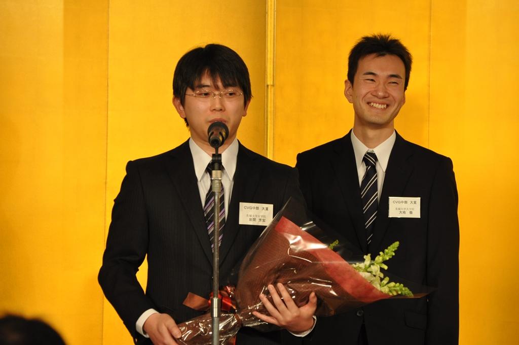 受賞式であいさつする岩間さん(左)と大地さん(1月30日、名古屋マリオットアソシアホテルで)