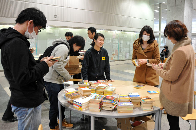 発送作業に取り組む学生ら（3月5日、タワー75学生ホールで）