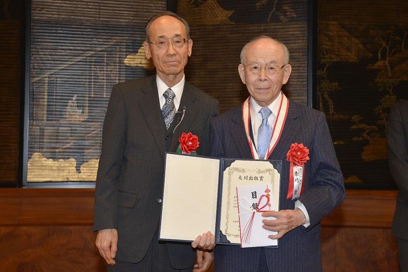 大川財団 五十嵐三津雄会長(左)と赤﨑教授