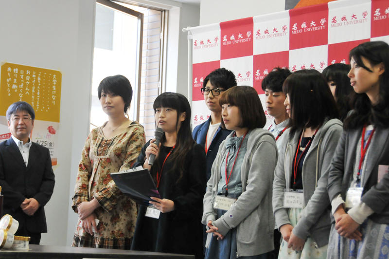 「飲む酢」開発の経緯を説明する農学部3年生の岡本亜憂美さん