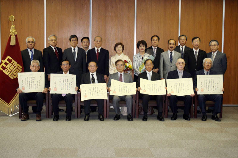 新たに名誉教授となった7氏と授与式参列者（5月23日、天白キャンパス本部等5階第1会議室で）