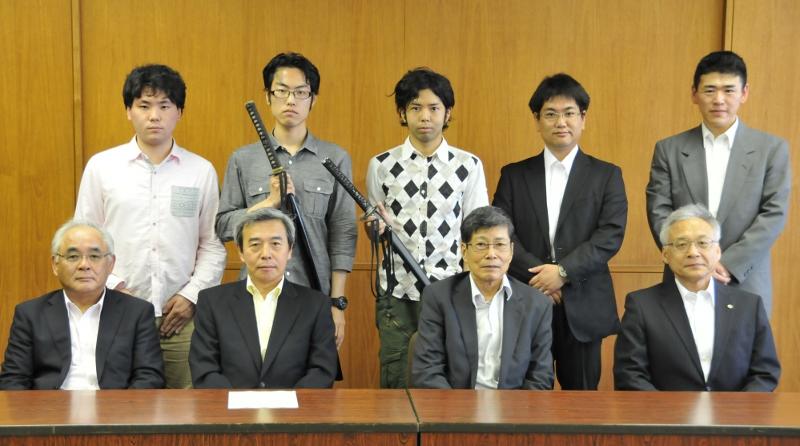 団体優秀賞を報告した居合道部の部員たち(天白キャンパス本部棟5階の第一会議室で)