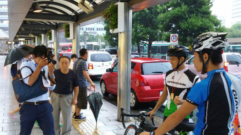 JR浜松駅前で静岡新聞の取材を受ける山本さん（右）と中島さん