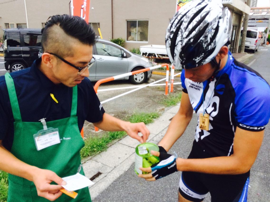 沿道から激励とともに、募金を受け取る山本さん（右）