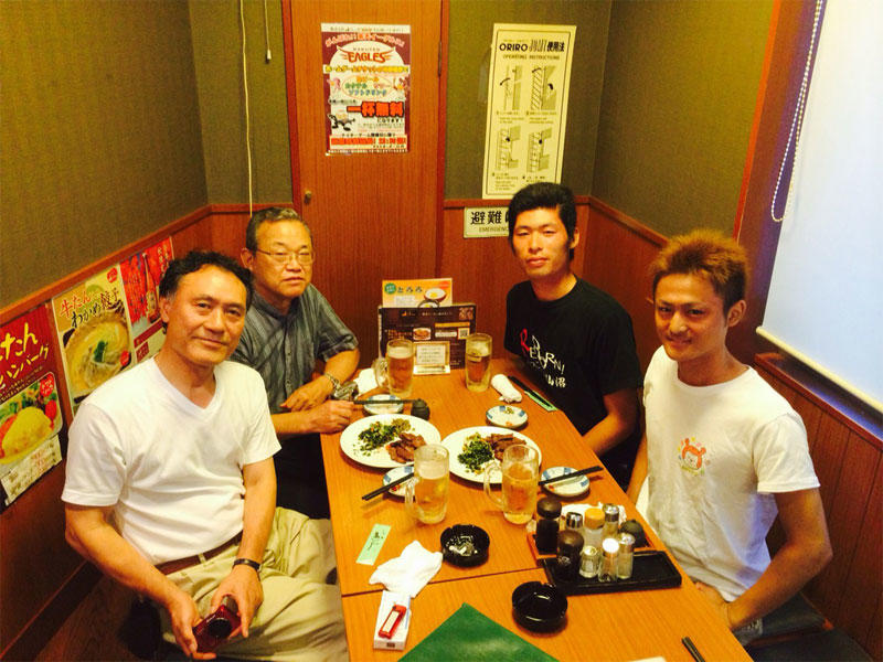仙台名物の牛タンの夕食で激励する左から石原さん、野神さんと山本さん、中島さん(9月7日)