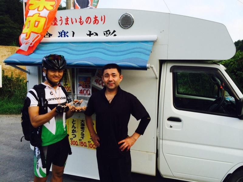 南三陸町で移動販売を続ける後藤さん(右)と中島さん