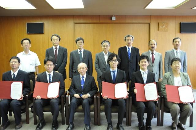 赤﨑教授（前列左から3人目）との記念撮影に臨んだ左から張さん、土屋さん、馬越さん、戸邊さん、夏目さん