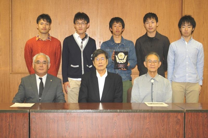 全国準優勝を報告したエコノパワークラブの部員たち(前列左から小瀬常勤理事、中根学長、村上教授)