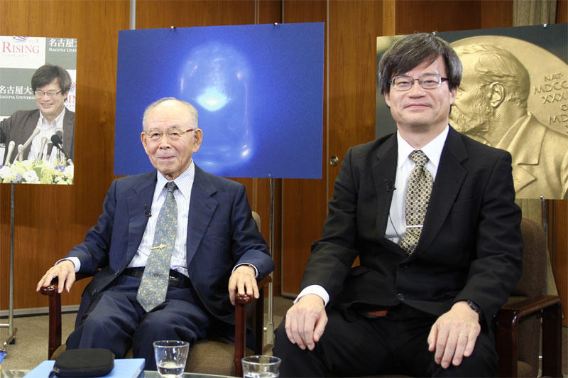 番組開始を待つ赤﨑教授と天野教授(天白キャンパス本部棟5階の第1会議室)