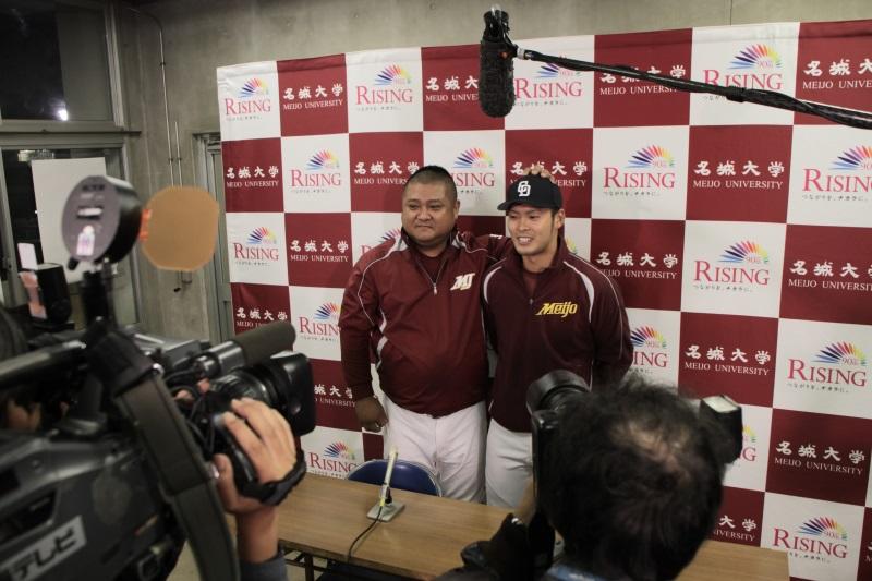 記者会見で松永監督の祝福を受けながら喜びを語る近藤選手(日進総合グラウンド管理棟で)