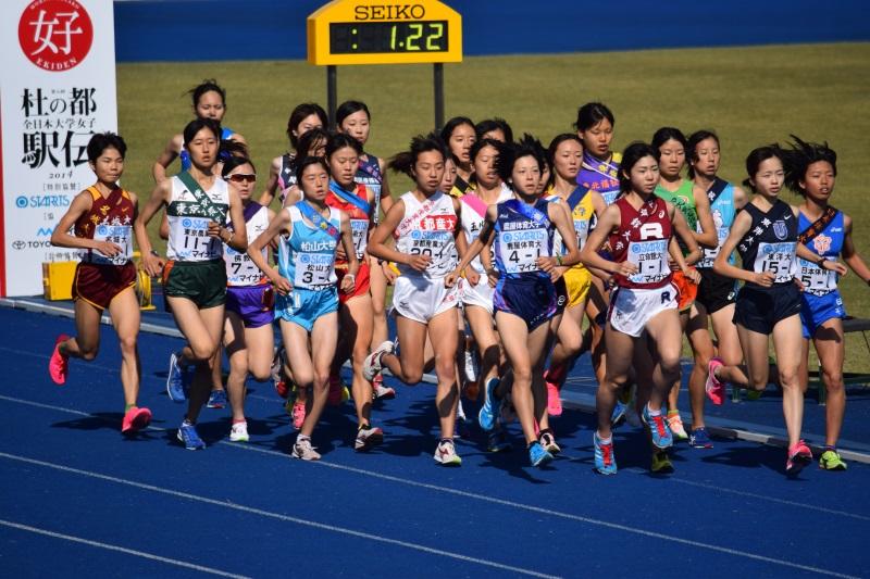 26チームがスタートを切った仙台市陸上競技場。左端が赤坂選手