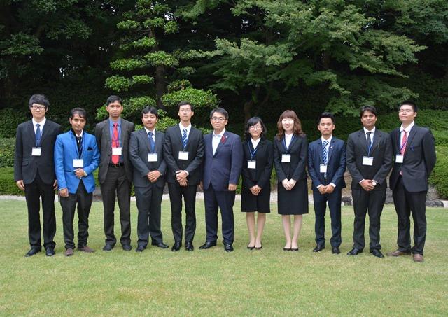 大村秀章愛知県知事を表敬訪問した2014年度採用者(左から5人目がドンさん、10月9日)