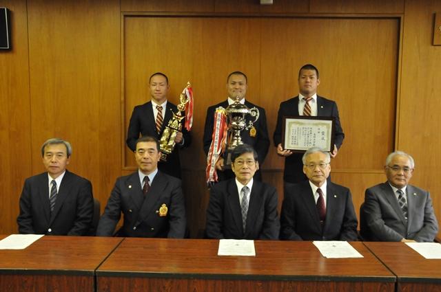 中根学長らに東海リーグ優勝の報告に訪れた槇野監督（前例左から2人目）とアメリカンフットボール部員たち