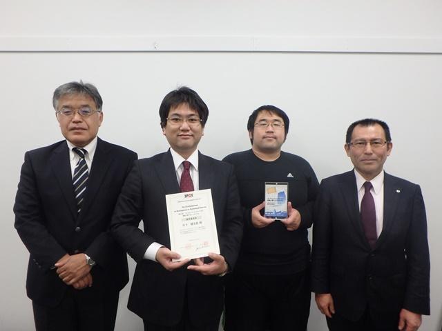論文共著者との記念撮影。左から吉田光秀さん（株式会社富士ピー・エス）、岩下准教授、森祐樹さん（理工学研究科建設システム工学専攻修士課程1年）、八木洋介さん（株式会社富士ピー・エス、理工学部土木工学科1987年卒）