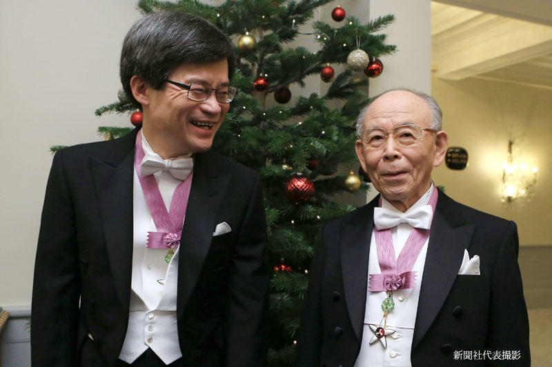 授賞式を前にクリスマスツリーの前で天野教授(左)と記念撮影する赤﨑終身教授=新聞社代表撮影