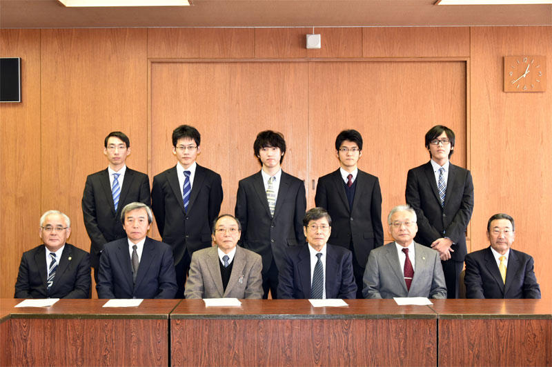 中根学長らに報告をした岡本部長(前列左から3人目)と将棋部員(後列)たち