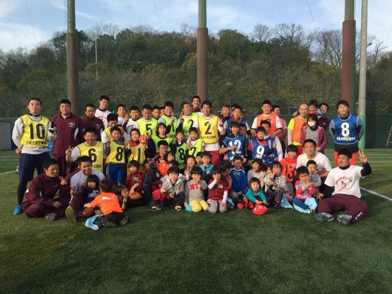 アメフト部の部員と記念撮影する参加者たち