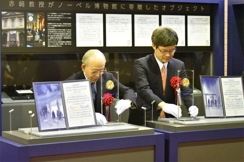 受賞メダルのレプリカを設置する赤﨑終身教授と天野教授 ⒸⓇthe Nobel Foundation