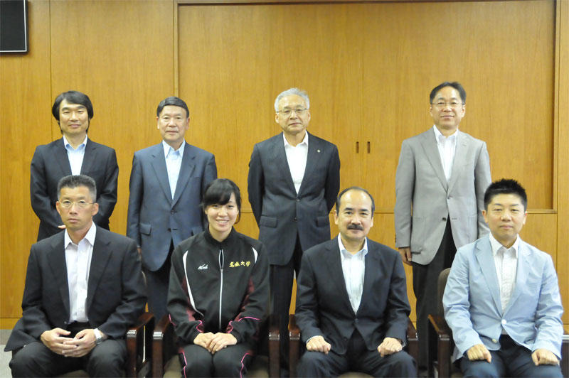 学長らに出場を報告した小寺さん（前列左から2人め）