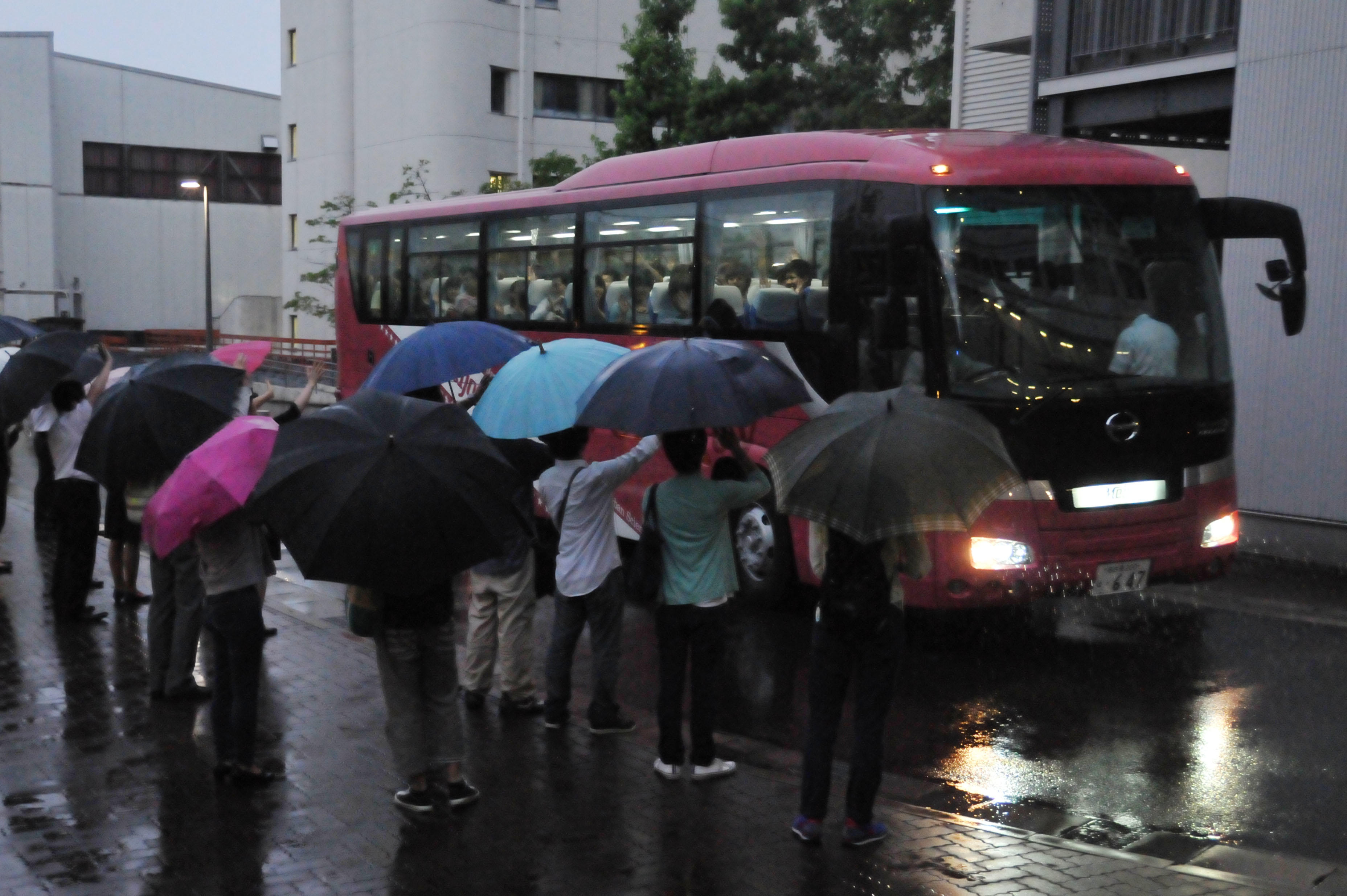 気仙沼市に旅立つバスを見送るボランティア学生と教職員