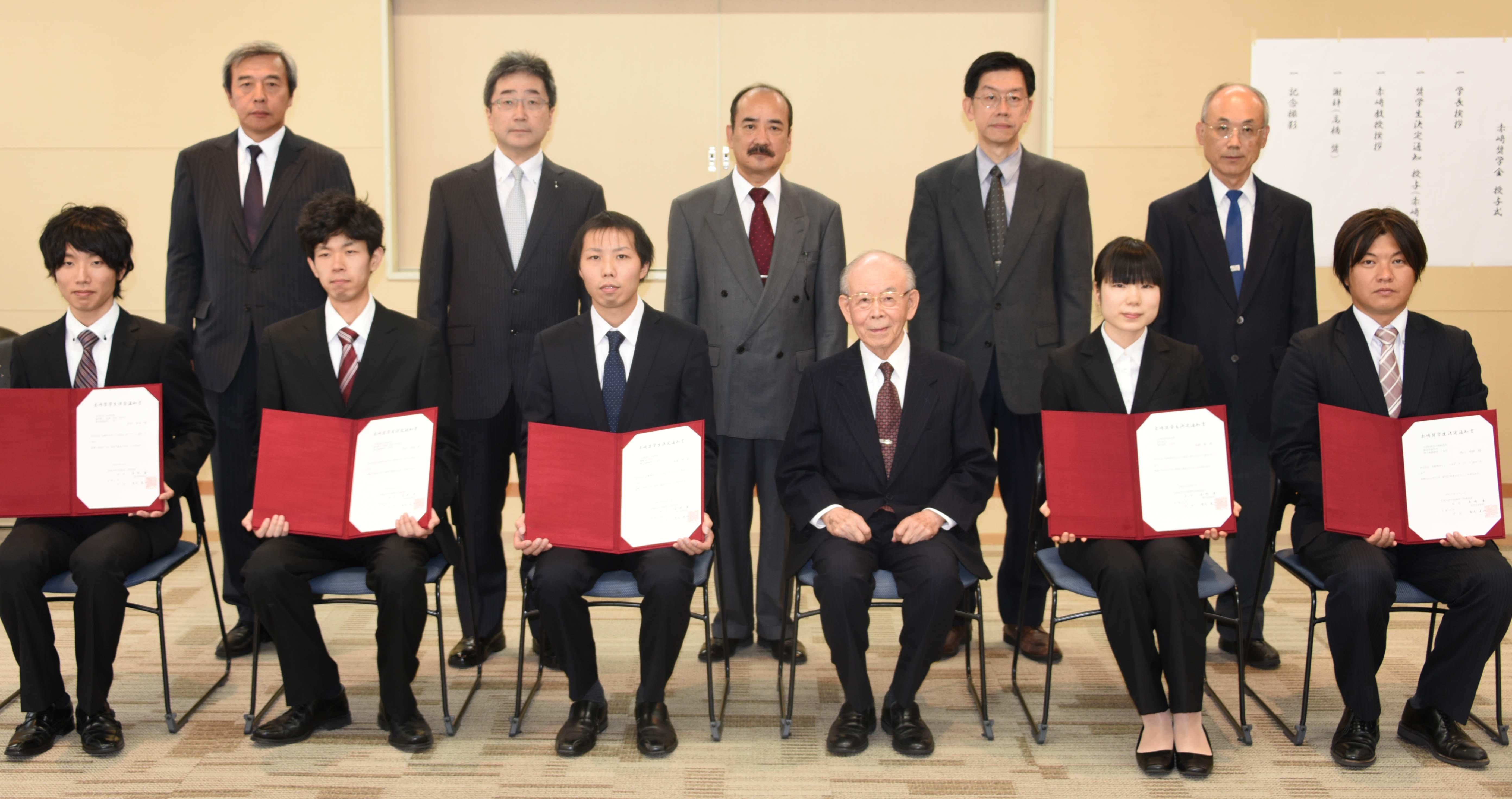 赤﨑終身教授(前列左から4人目)との記念撮影に臨んだ左から松井さん、安田さん、高橋さん、後藤さん、橋口さん