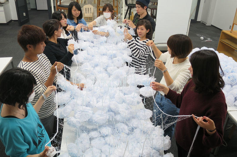 展示の準備をする学生たち