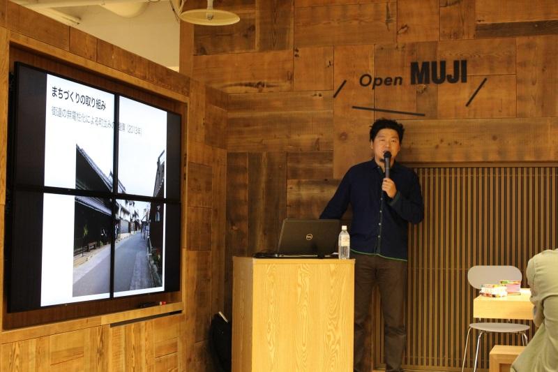 有松の歴史や建築物の特徴などを解説する柳沢准教授