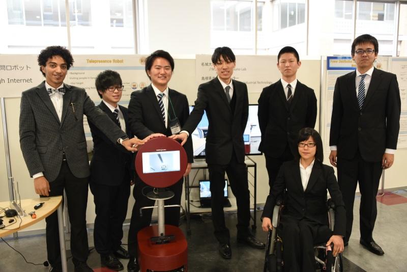 辰野研究室の学生と「名城くん」