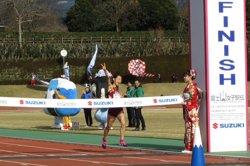 最高の笑顔でゴールテープを切る玉城かんな選手