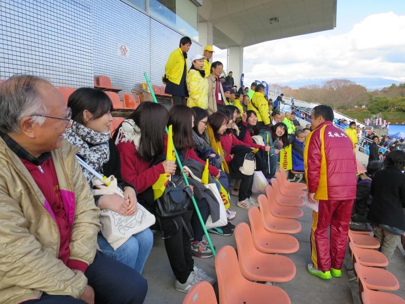 富士山駅伝で喜びを分かち合う田村ゼミ生ら（左端は田村教授）と米田勝朗女子駅伝部監督（右）