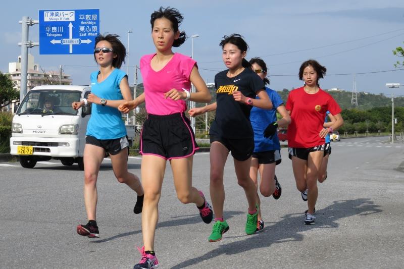 沖縄合宿で走りこむ玉城選手（左から2人目）