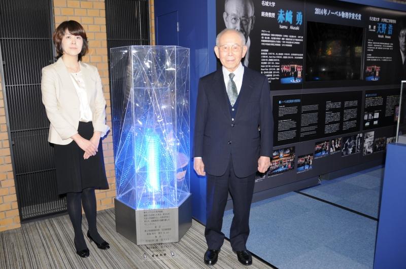 青色LEDモニュメントと赤﨑終身教授（右）、生田准教授