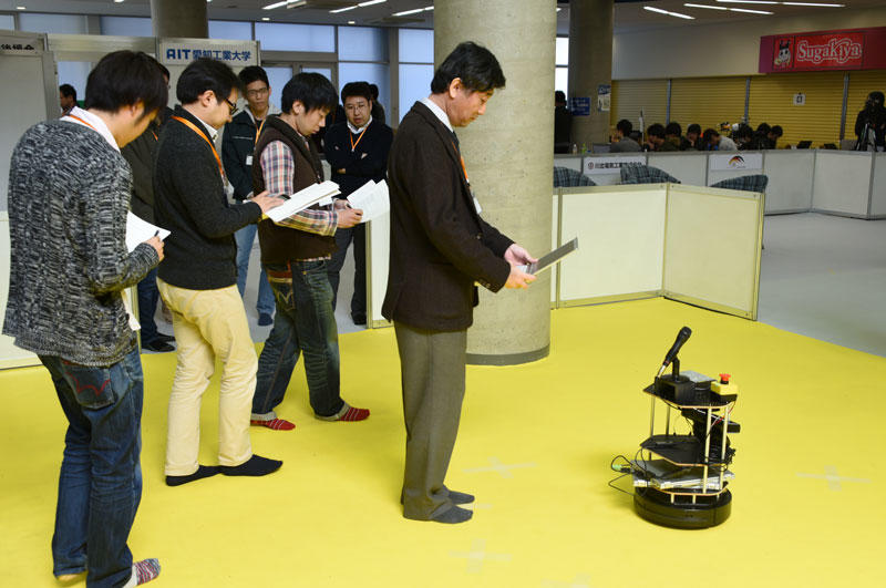 競技に臨むロボット＝愛知工業大学で