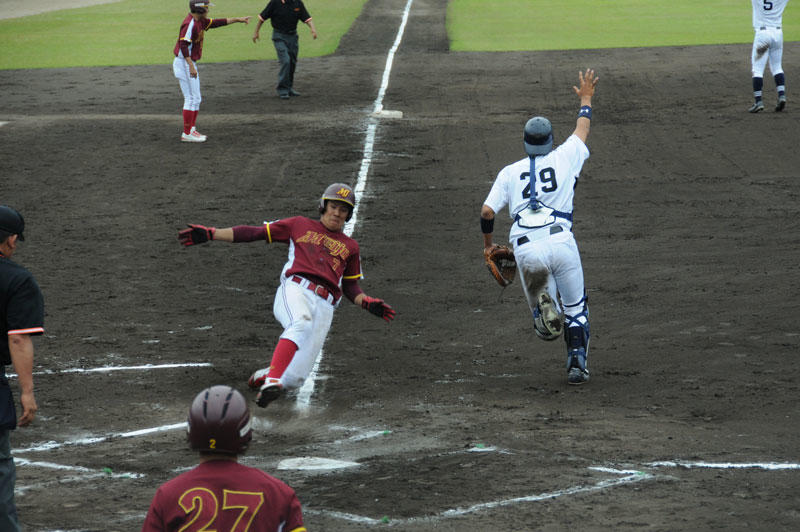 6回裏、三塁からタッチアップで本塁に滑り込む髙木祥宏選手。名城大学2-2の同点に追いつく