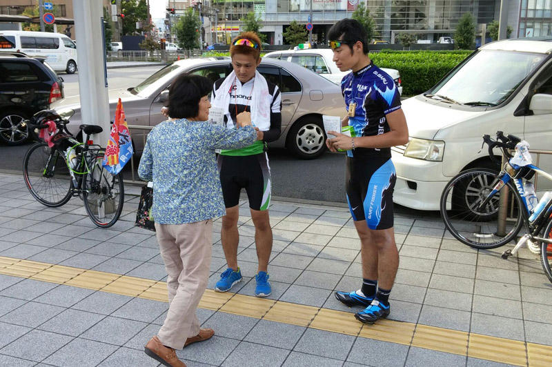 JR静岡駅前で募金に協力する女性