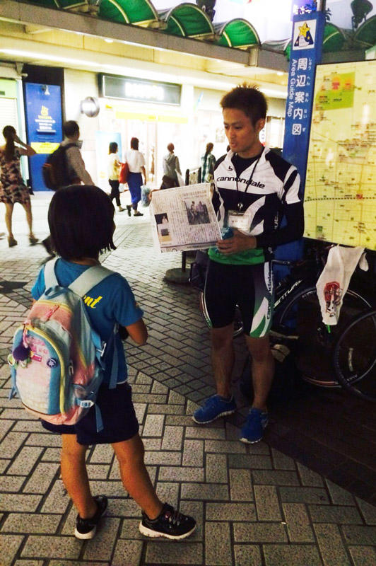 JR平塚駅前で、キャンペーンについて説明する中島さん