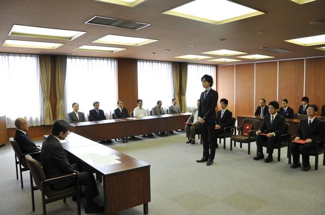 謝辞を述べる馬越さん