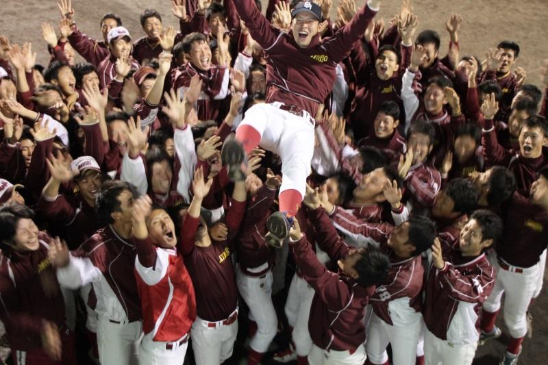 硬式野球部の仲間たちから胴上げされる近藤選手