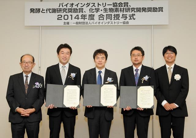 大石会長(左)と他の受賞者との記念撮影(右から2人目が志水助教、写真提供:JBA)