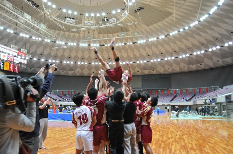 試合終了後主将の黒岩さんを胴上げするバレーボール部員たち