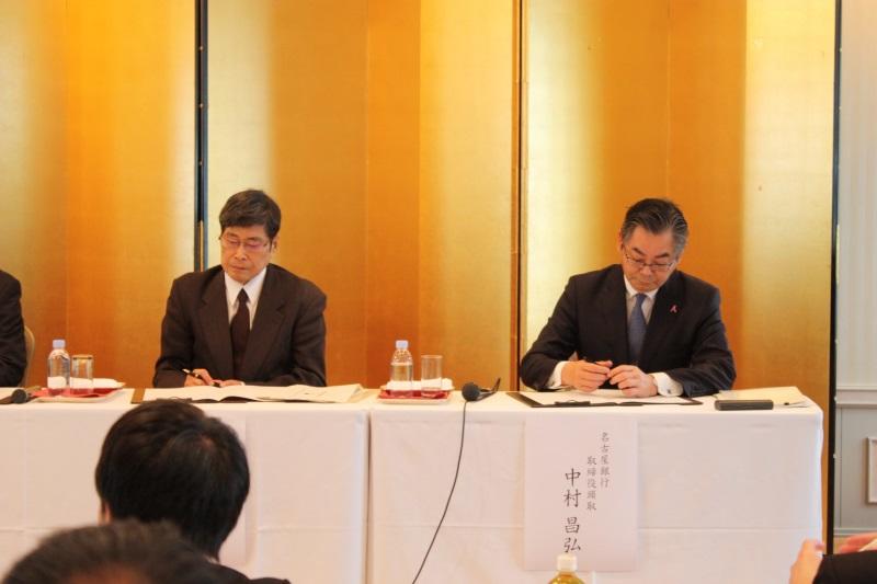 協定書に署名する中根学長(左)と名古屋銀行の中村頭取