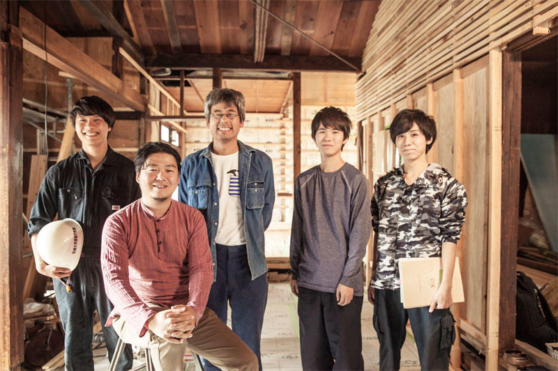 左から諸岡さん、柳沢准教授、中村さん、菅沼さん、徳森さん