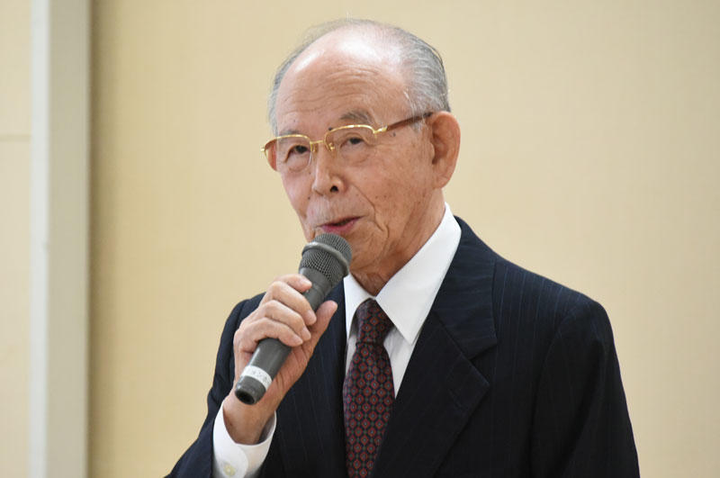 祝辞を述べる赤﨑終身教授