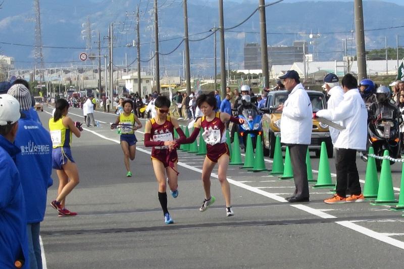 たすきをつなぐ5区の西弥寿子選手（右）と6区の赤坂よもぎ選手